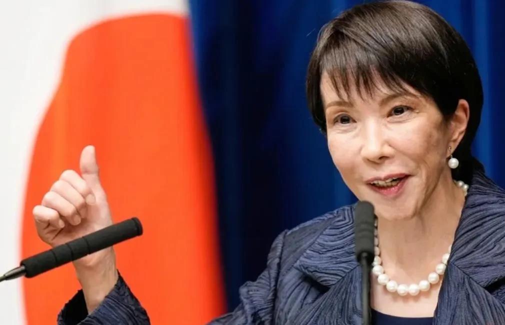 日本首相高市早苗21日启程参加G20峰会前，面对记者镜头再次玩起文字游戏。针对日