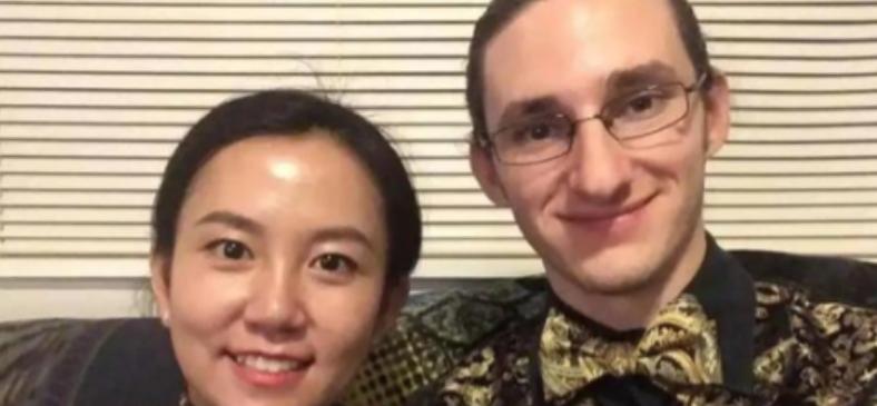 “你应该滚回中国去！”“别用亚洲人的脏习惯喂我的孩子！”2019年美国一男子不断