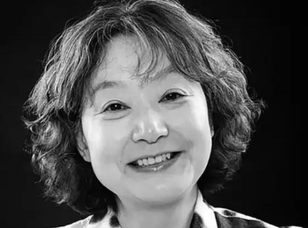 她是1977年中国恢复高考以来，第一位高考女状元，语文差一分满分，她的作文更是被