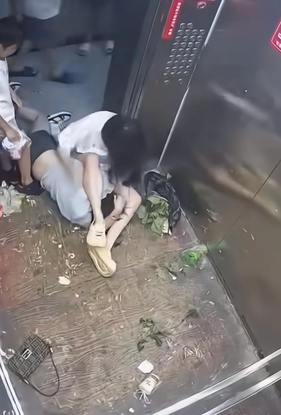 电梯打人这个妈妈估计悔的肠子都青了，本来想在儿子面前大显身手教训这个女孩，万万没