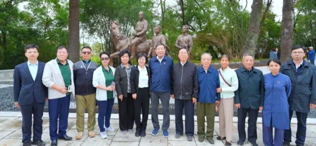 2025年10月23日,朱枫烈士诞辰120周年之际。四位后人的同框献花,藏着