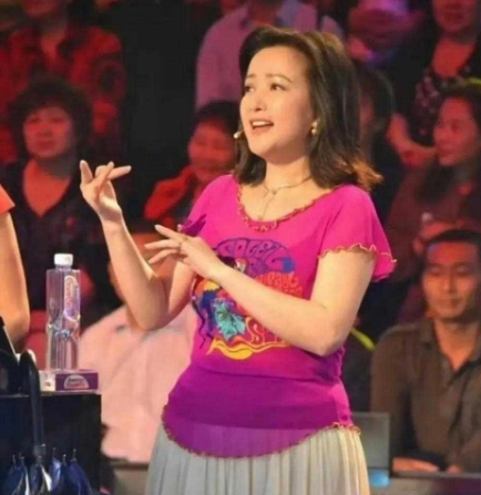 有一种美女即使是发福了，也有一种岁月沉淀的美，她的身材虽然像大妈的样子，不过脸蛋