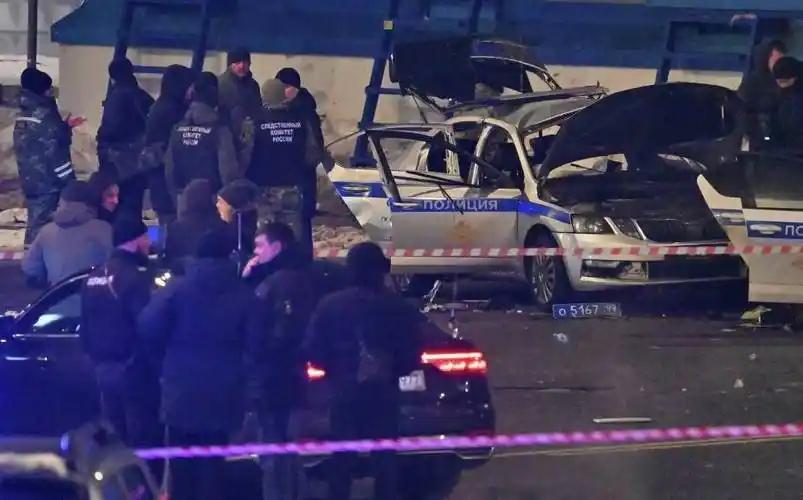 莫斯科发生大爆炸，警车当场炸毁！ 当地时间2月24日凌晨，有人用自杀式袭击给