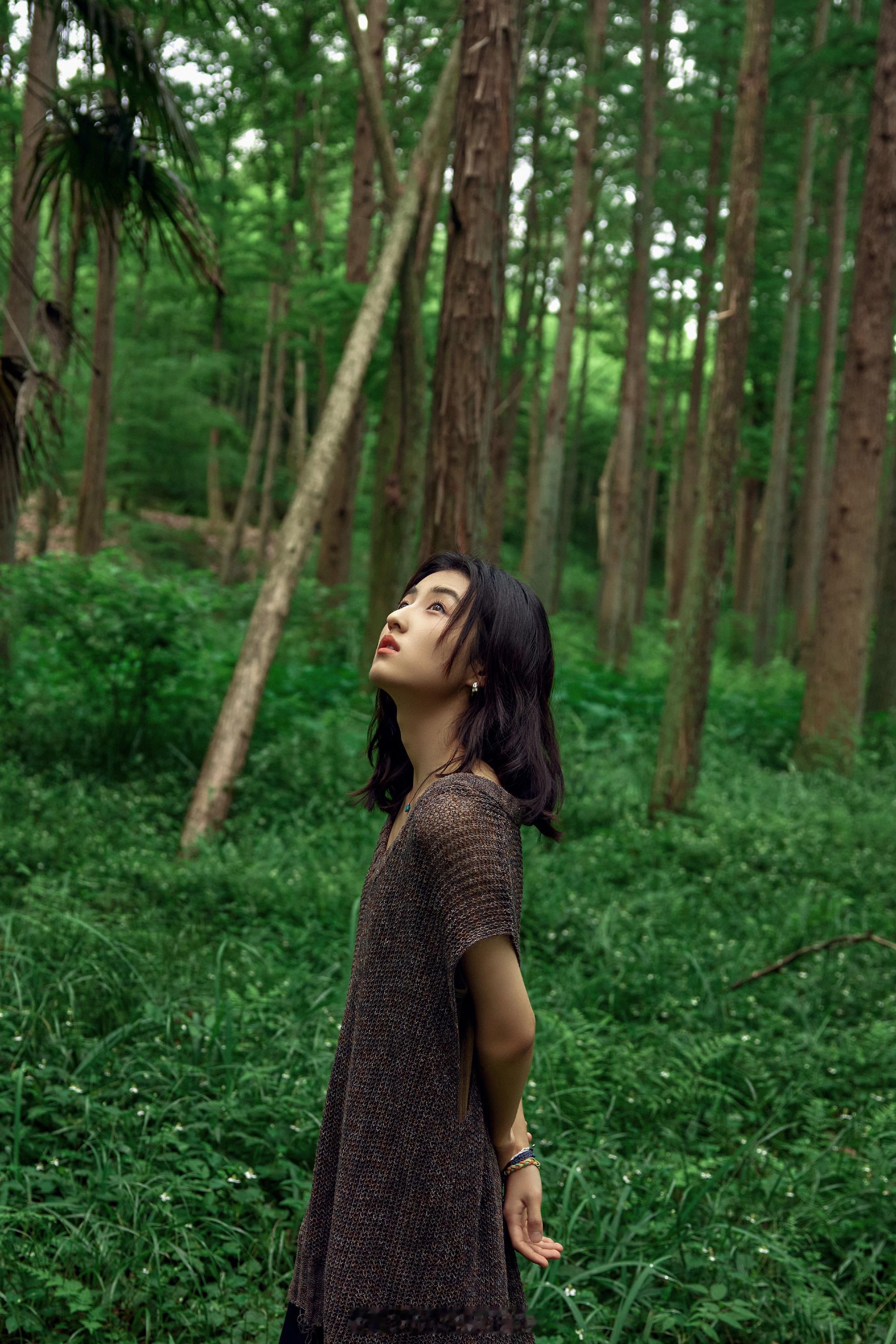 张子枫向往森系写真大片