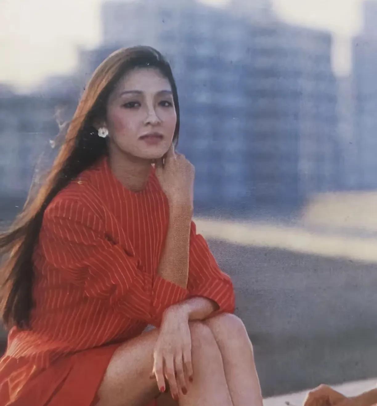看了这张旧照，终于理解了为什么她当年会被封为台湾第一美女了，实在太美了，有一种大
