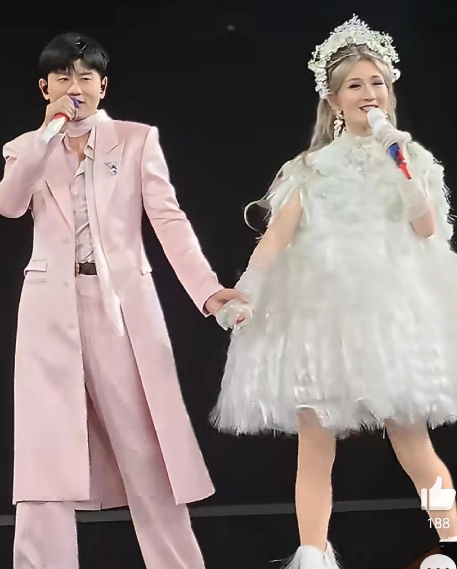 张杰到底还是和谢娜同台演唱了，这场演唱会彻底变成了家族大聚会[笑着哭]昨天的张杰