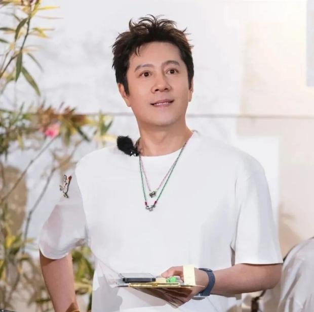 歌手蔡国庆说：“有次我和谭晶合作，她突然特别认真地跟我说，蔡哥，你真帅，就这一句