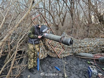 俄国人维修被乌军FPV无人机打穿孔的D-30榴弹炮炮管。俄乌局势​​​