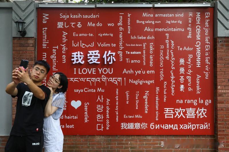 爱其实就这么简单，总想着要把最好的给她。父爱如此，母爱更甚。男女之爱，也当如