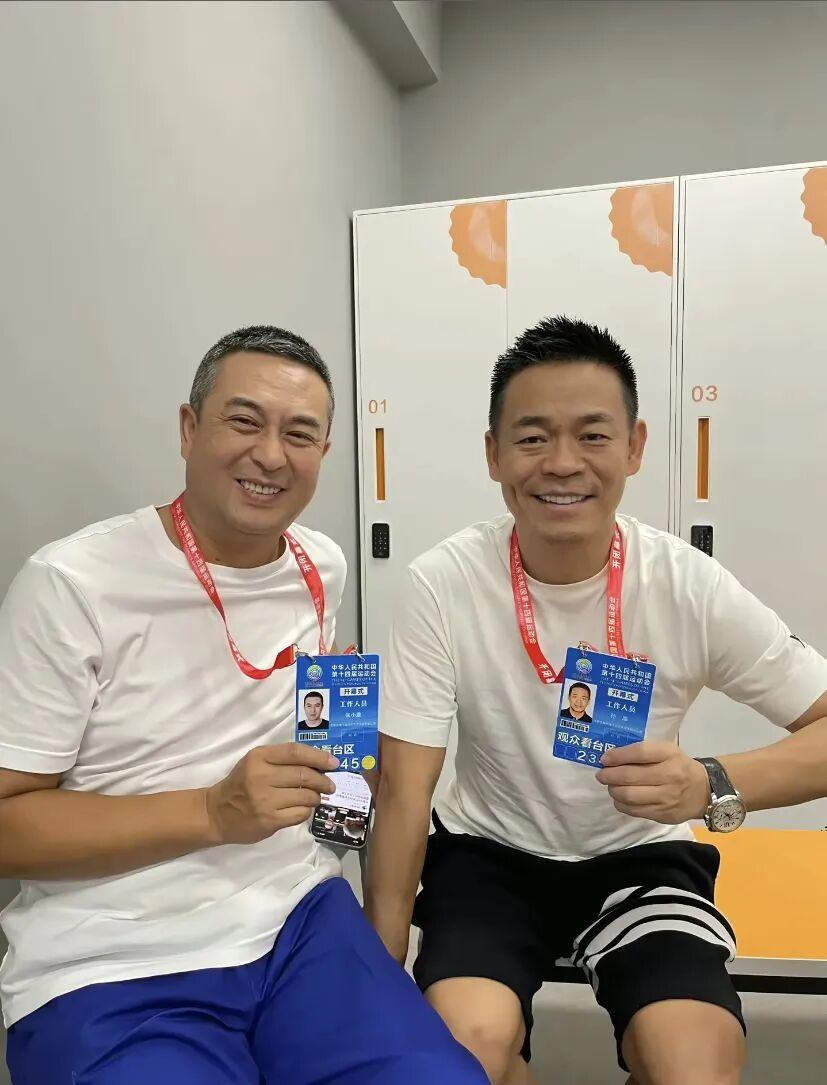 张嘉益说：“我兄妹6个，再加上爸妈一共8张嘴，每次吃饭买馍至少20个起步。时间久