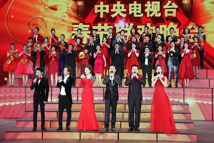 强烈建议春晚换尾曲！全国同唱《东方红》，这才是刻进血脉的家国共鸣给春晚导演提