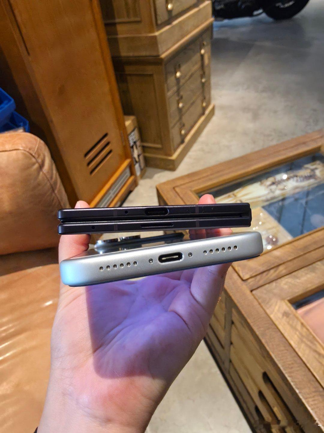 三星Fold8属于耐看型，阔折叠设计越看越有味道，不像有些折叠机过于浮夸。再看看芯片涨价潮，苹果首款
