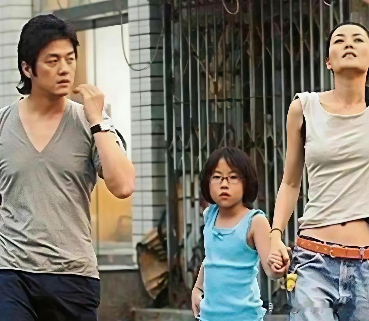 这时候的王菲和李亚鹏，挺幸福，眉眼弯弯笑得毫无保留。两人牵着童真的窦靖童，看着