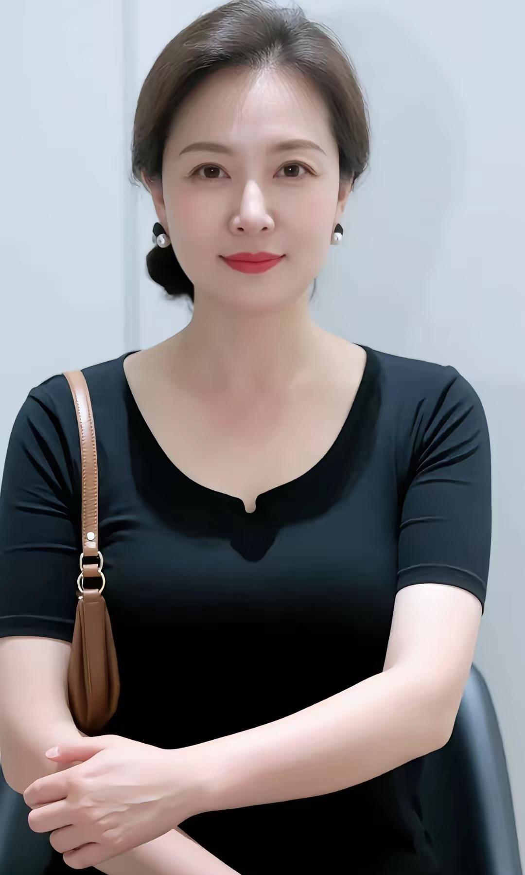 我们镇中心小学的李副校长，上周正式辞了副校长职务，调去县城当普通老师了。可在