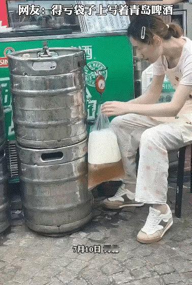 好久没有喝过这样的生啤酒了，在青岛本地卖的这种啤酒非常好喝，20年前本人曾经喝过