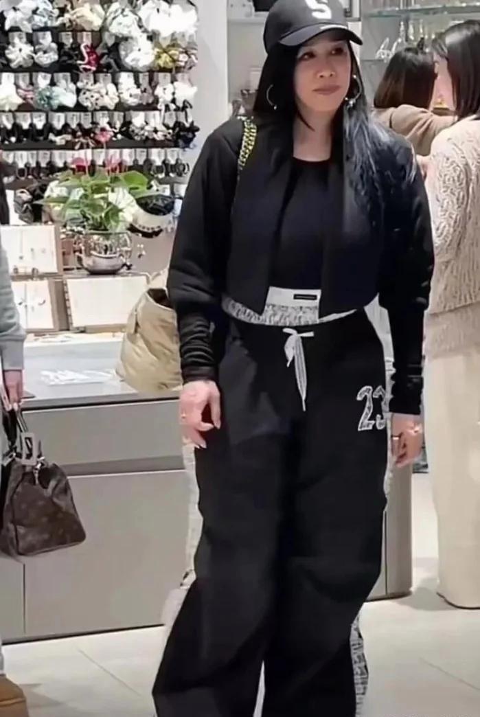 钟丽缇这才是55岁女明星的真实模样，虎背熊腰的，走路有点弯腰驼背的，老了就是老了