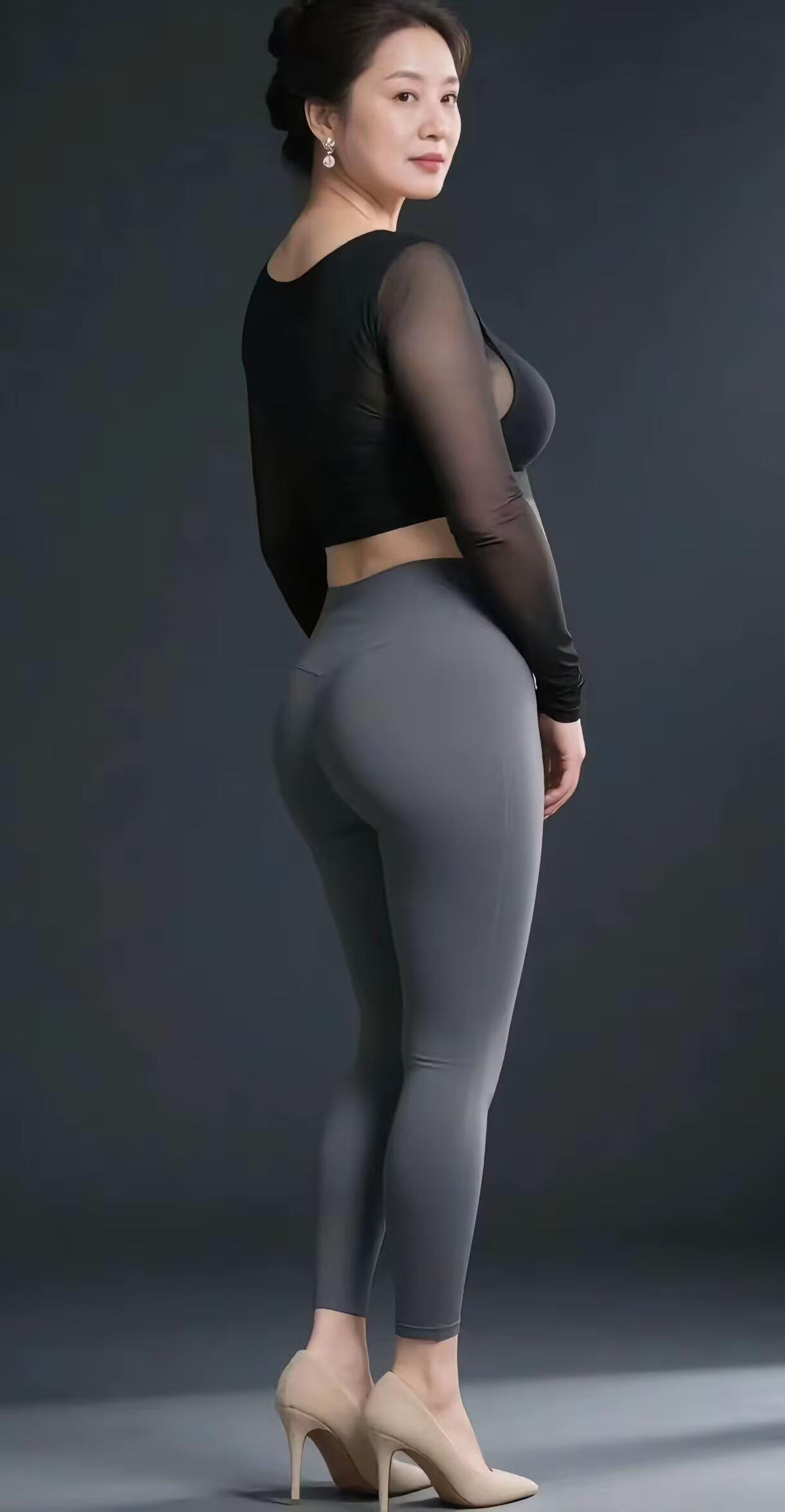 上联：身姿婀娜凝脂玉下联：气质雍容映画屏