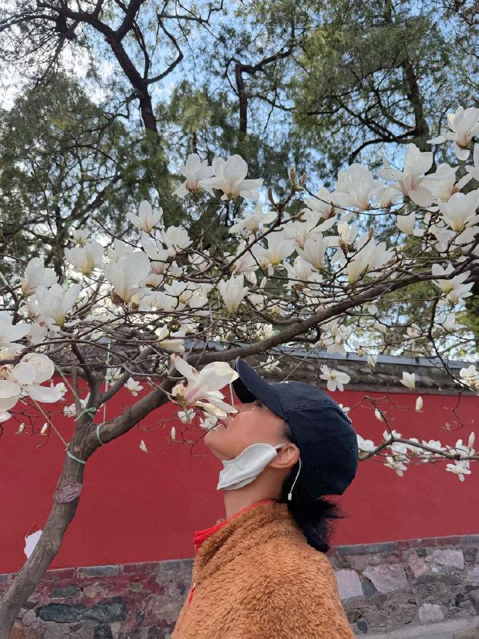 今天周迅外出踏青了，她这回搭配了一身复古风的衣服，看上去很有格调。周迅上身穿