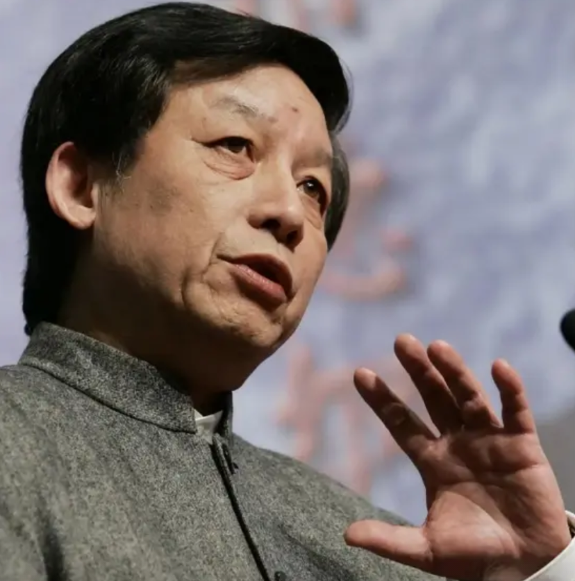 易中天被武大逼走那天，武大的学生挤满走廊，而他只抱着一摞讲义，连风扇都没带走。 
