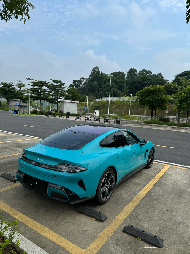 终于开上小米su7了热度这么高的车，拿车不容易啊。[笑着哭]总结一下：定位运