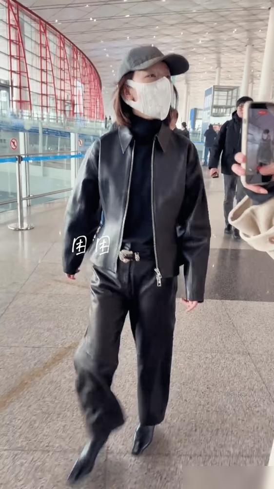 周冬雨巴黎时装周的现场视频，最近被网友刷爆。穿的LV亮片长裙沉得拖地上，剪裁