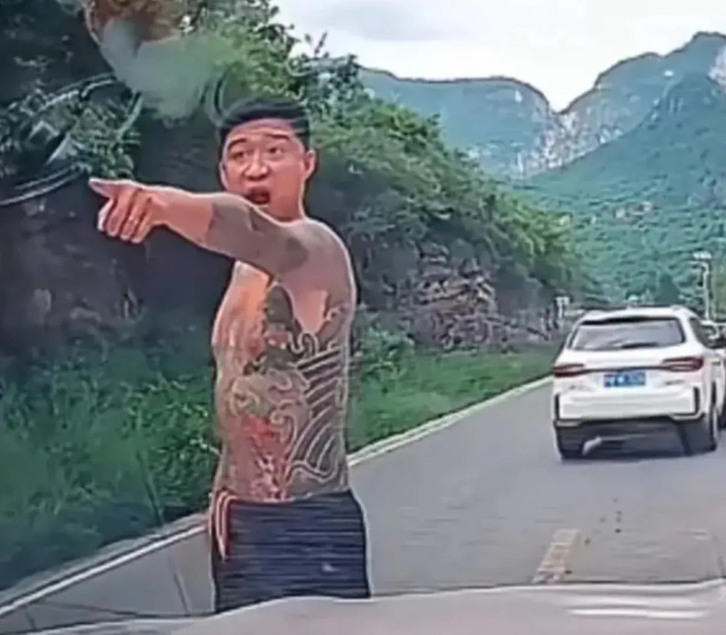 纹身男事件最让人心寒的不是奥迪车敢不挂牌，也不是纹身男当街撒泼。而是有案底