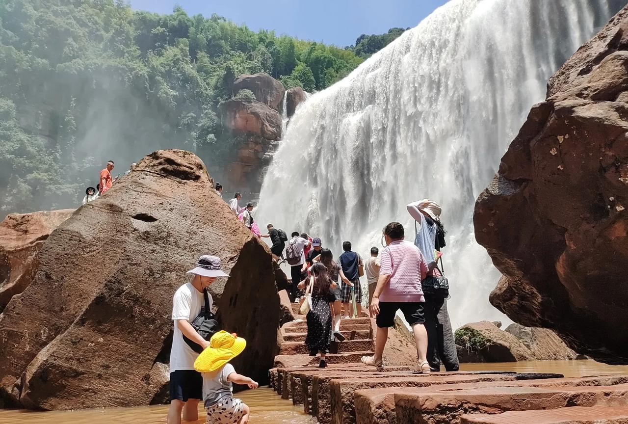 这个暑假医院很多医护人员都约休假，跑到贵州或者川西旅游去了，大部分都是全家出游，