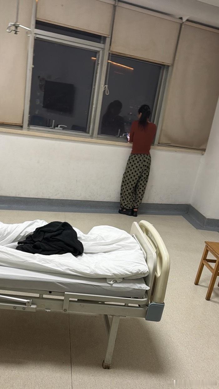 美丽隔壁床来了个大学副教授，56、7的大姨，看着年轻这个月退休，状态保持的很好我