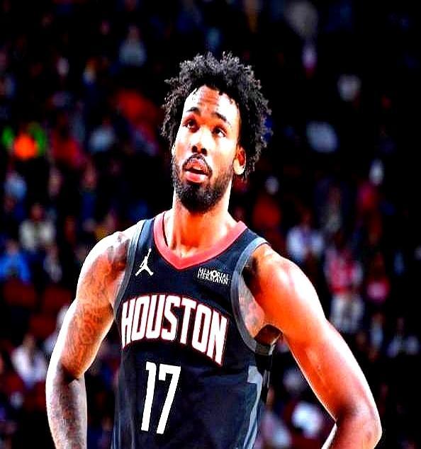 半年前拒过亿续约的火箭小将，现在快把身价打没了。同届探花小贾巴里·史密斯，