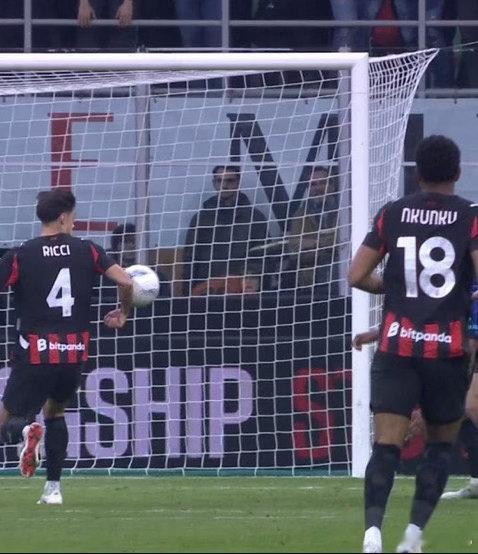 米兰体育报：VAR裁判在使用类似石头剪刀布的方式指示从VAR室的外部传来通