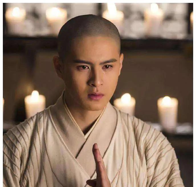 前秦大将吕光攻破龟兹后，恶作剧的强迫让龟兹公主陪伴高僧鸠摩罗什睡一觉。鸠摩罗什