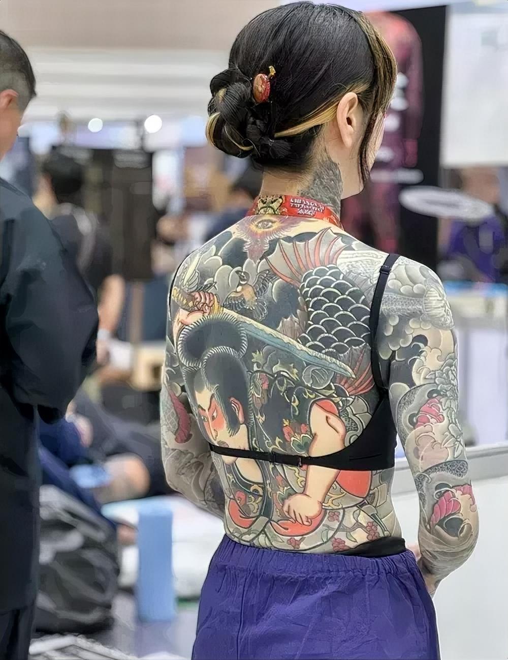 没想到！最近国内纹身展上那位女选手，真是把纹身这事儿推上风口浪尖！纹身说