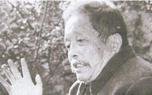 1956年，南通市土地庙里，一个跑江湖的汉子抓起一条剧毒腹蛇，冲着蛇头，伸出舌头