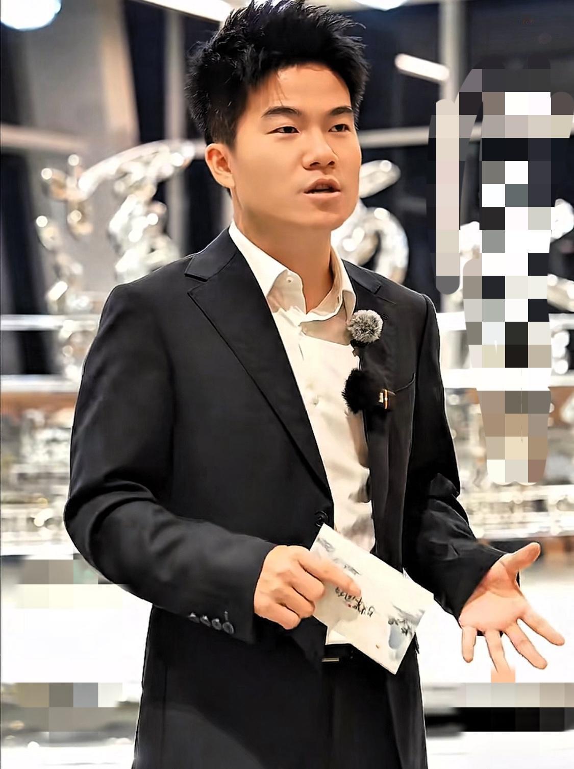 昨晚宇辉卖电视，估计把供应商干懵了，居然把三个品牌放一起比较，让供应商出去休息，