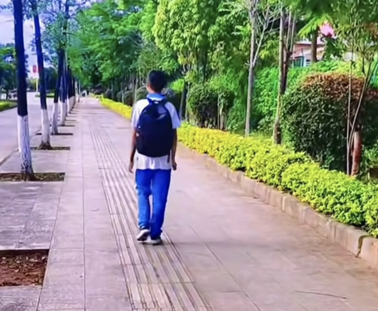 被同学孤立后，14岁男孩往游戏里充钱，妈妈一个举动救了他湖南株洲有个14岁的男