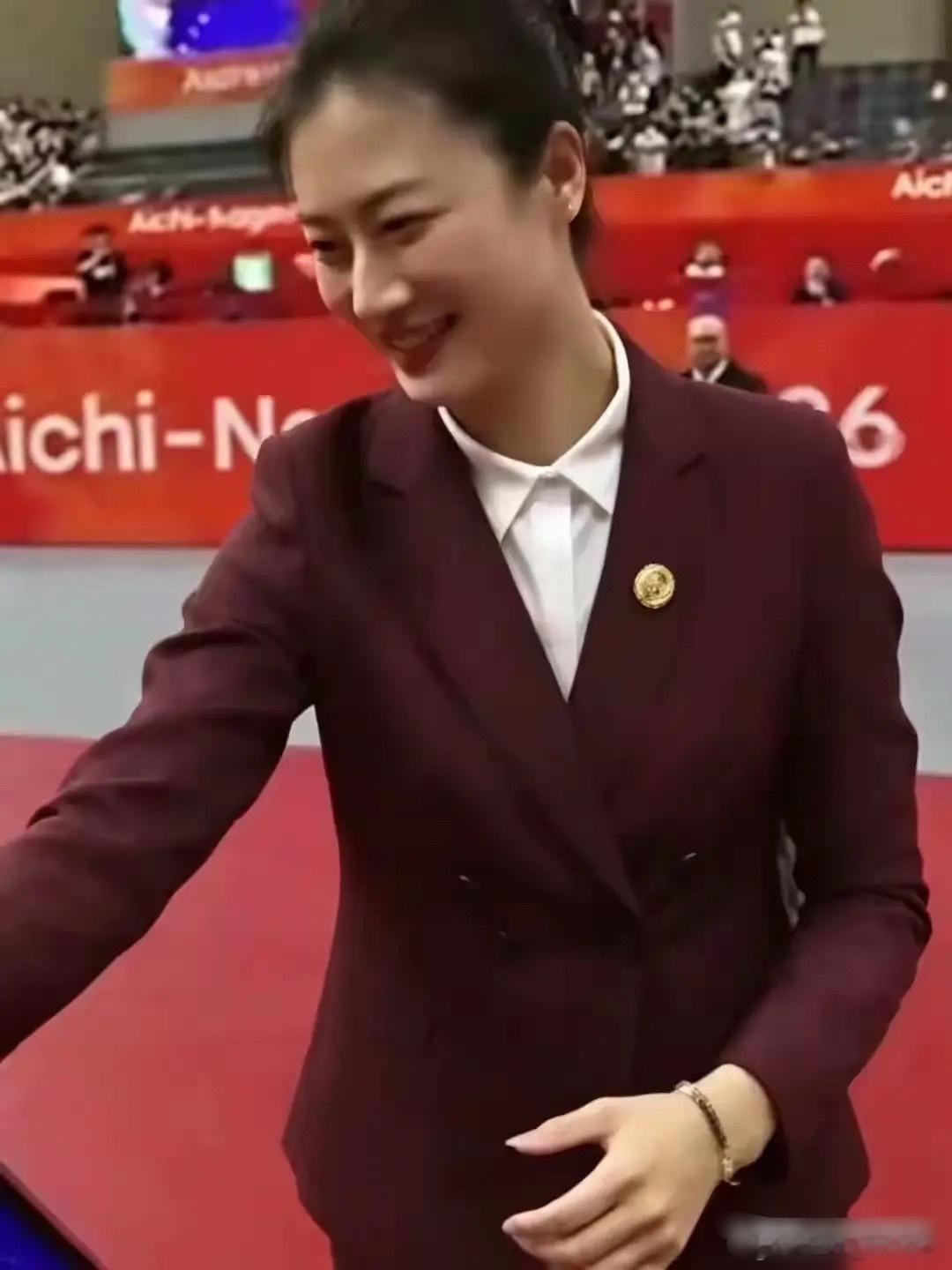 最美是丁宁！亚运乒乓健儿颁奖，最具风采的人不在台上，颁奖美女丁宁吸睛无数！丁宁确