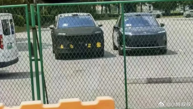 疑似ES9伪装车。隔壁5.28米的ES8都看着像ES6了。。。​​