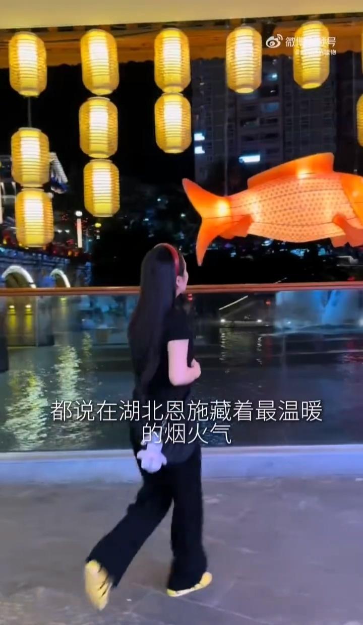 逆向旅游的获得感太正向了不期而遇的温暖是旅途中最珍贵的礼物。我在小县城的旧书店里