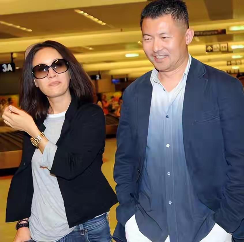不知道这次以那英的火爆脾气会选择原谅老公还是选择离婚呢。当年那英在得知男友高