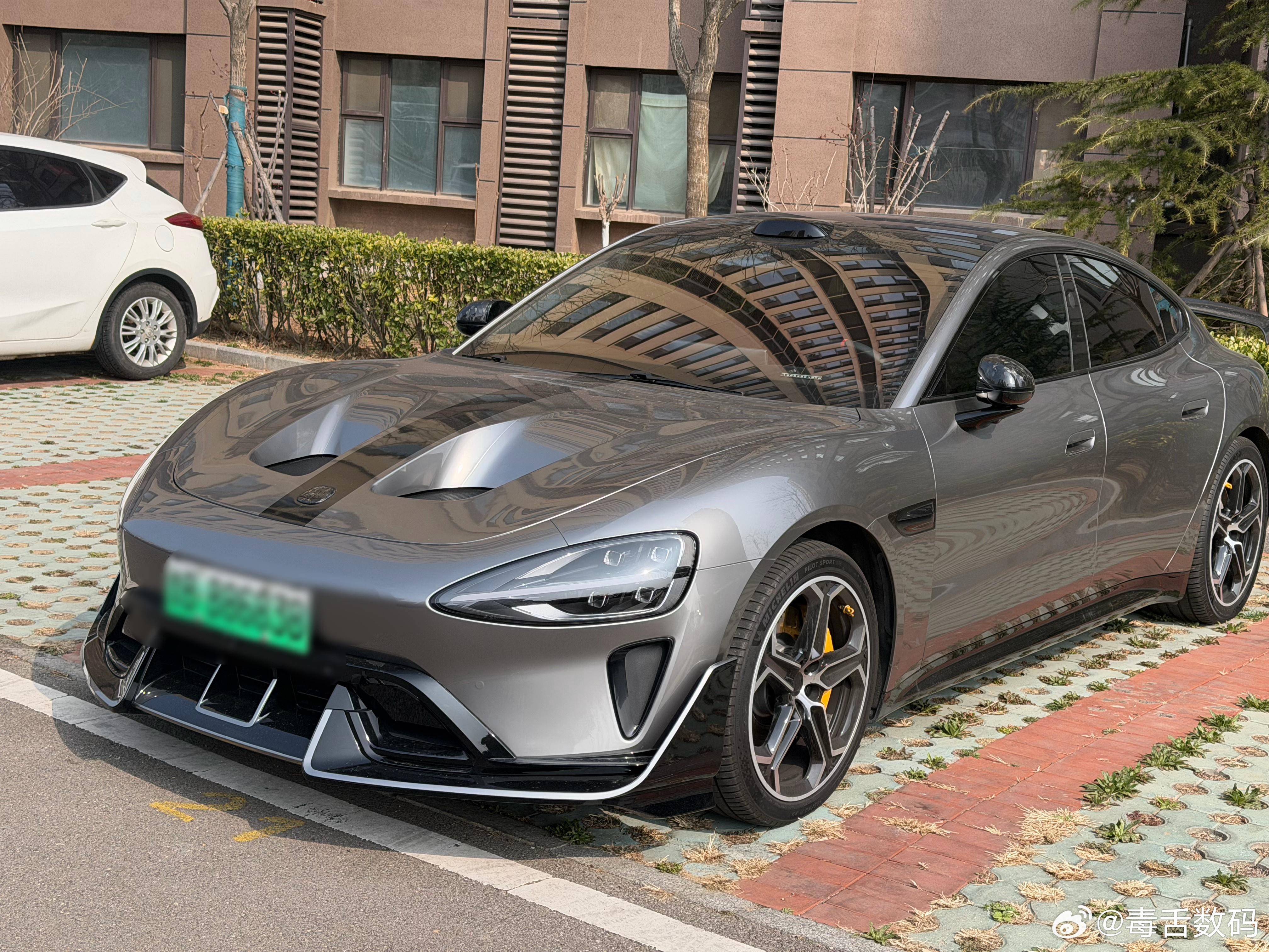 小区里小米汽车越来越多了，今天遛狗看到一辆Ultra，忍不住停下来拍两张