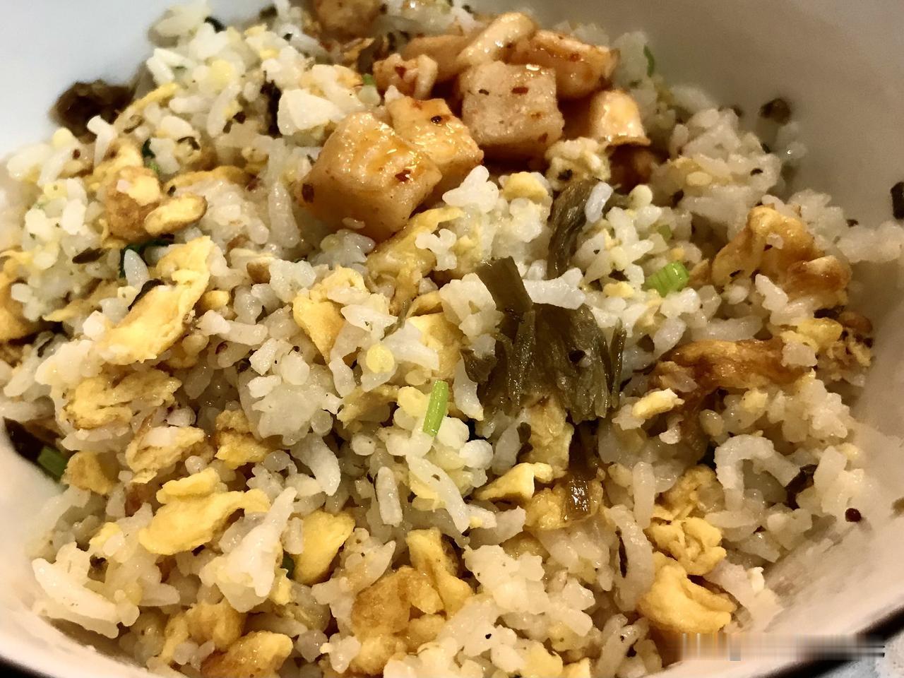 昨天晚上突然想吃蛋炒饭，但晚饭已经有安排了，蛋炒饭就安排在第二天的早餐。于是