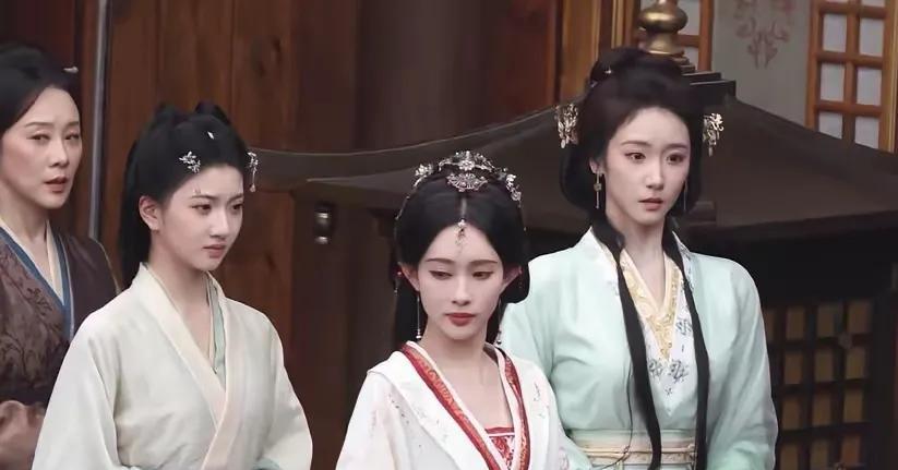 无论迪丽热巴，还是孟子义，女明星只靠颜值，没有作品和实力，在内娱还是站不住脚的。