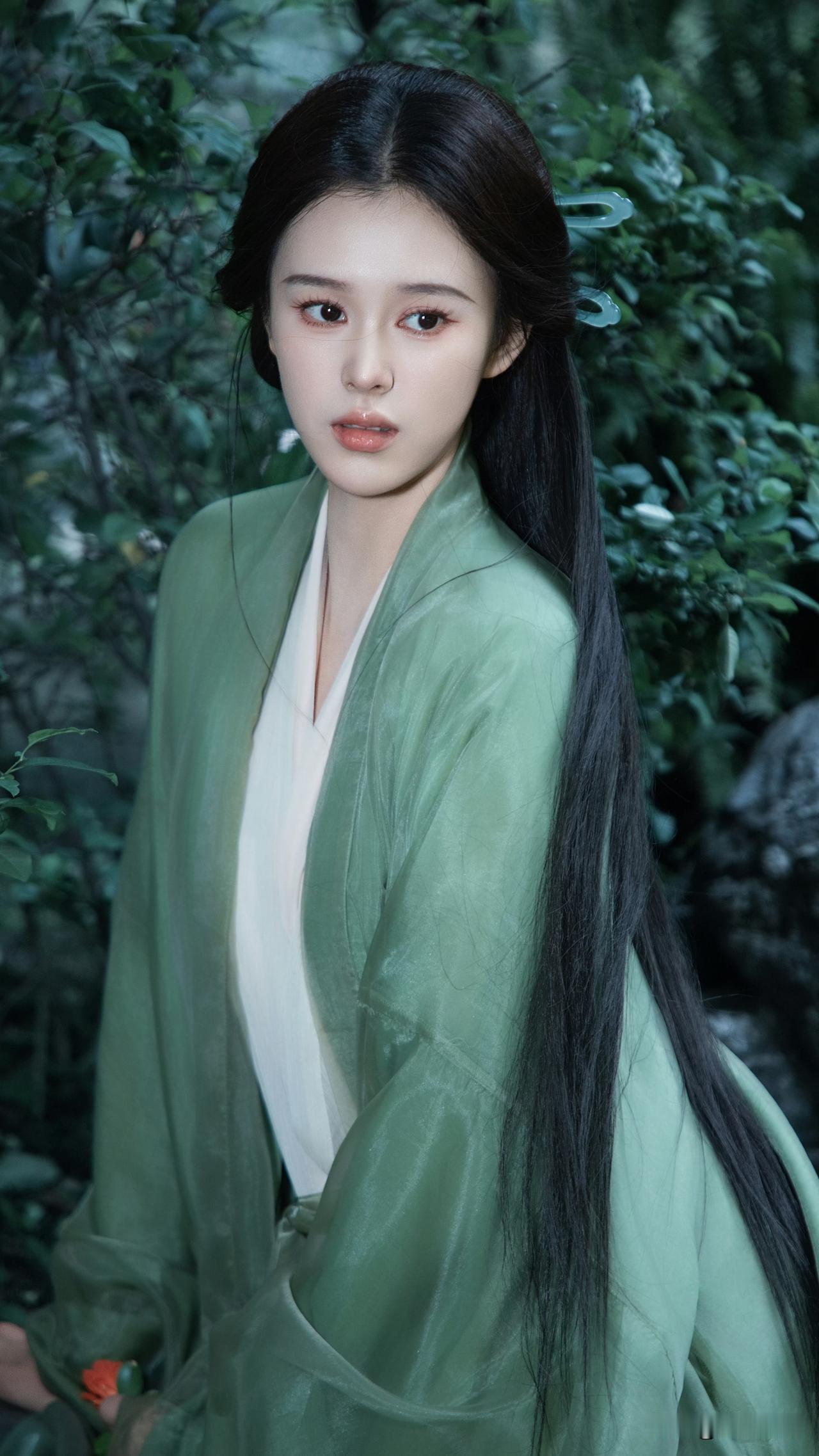 古风少女，绿衣飘飘，置身自然，宛如画中仙。