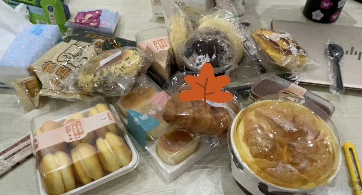 男朋友买了面包，但我想扔了大理老面包