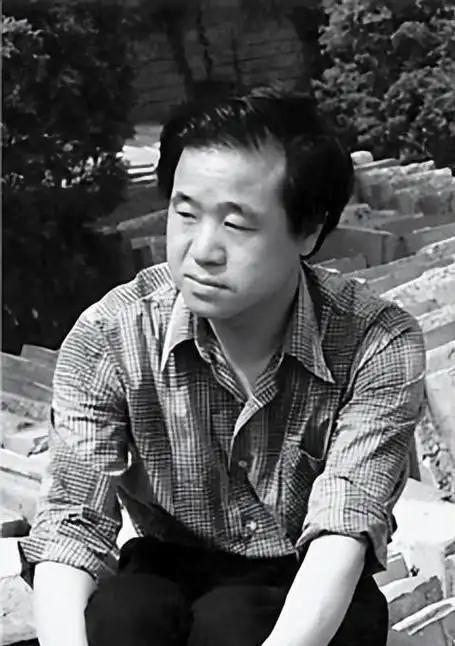 莫言年轻时跟邻村一个姑娘表白，姑娘不屑的说：“癞蛤蟆想吃天鹅肉！”莫言没有放弃，