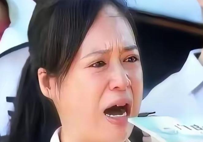 大放厥词叫嚣中国越制裁她越反华，转头却窝在纽约唐人街中餐馆洗碗谋生！这名言行割裂
