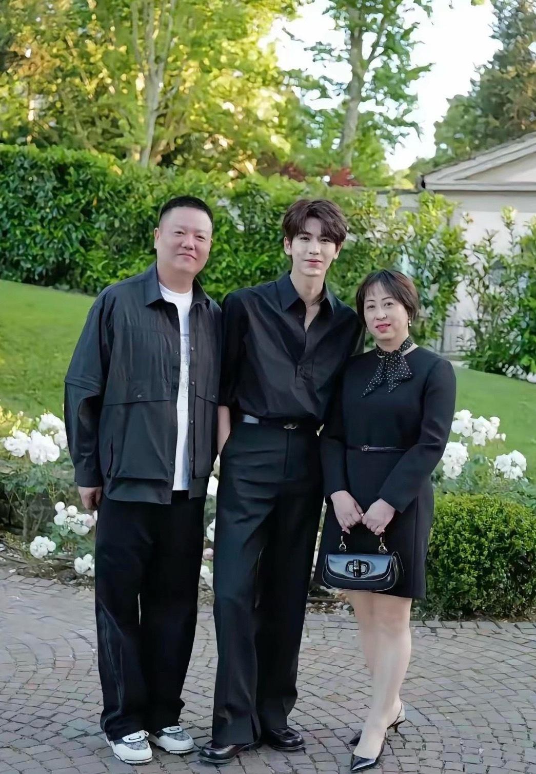 张凌赫妈妈晒与儿子合影，全家福首曝光