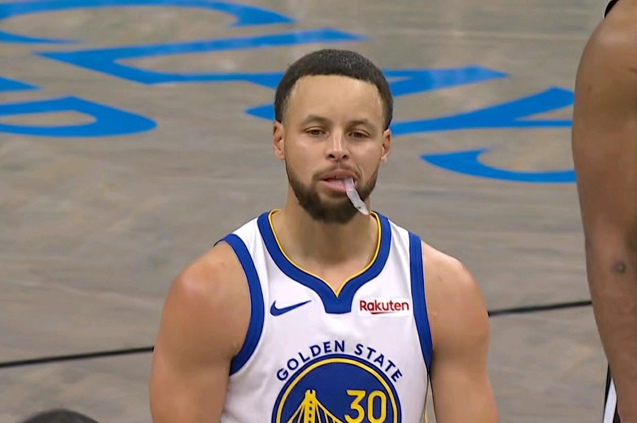 没想到居然这么多人黑库里！在勇士客场打篮网的末节比赛中发生尴尬的一幕：科尔的