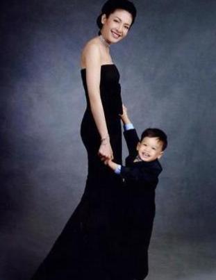 西拉米和儿子一身黑衣亲子装，有妈的孩子像块宝。在西拉米身旁，提帮功好幸福。