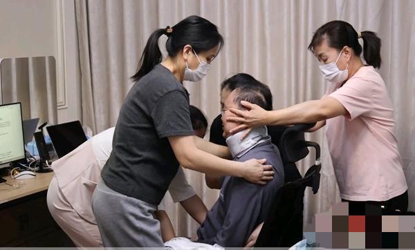 蔡磊说自己已经开始流口水了，生命已正式进入倒计时了，目前语言功能全部丧失，只能靠
